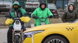 Иностранцам могут запретить работать курьерами и в такси в Петербурге