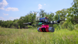 Расчет FPV-дронов уничтожил технику и «опорник» ВСУ. Лучшее видео из зоны СВО