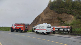 Бензовоз с дизельным топливом опрокинулся в Сахалинской области