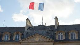 Песков заявил об усилении давления на Россию со стороны Франции