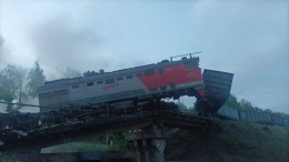 Железнодорожный мост обрушился во время движения грузового локомотива в Курской области