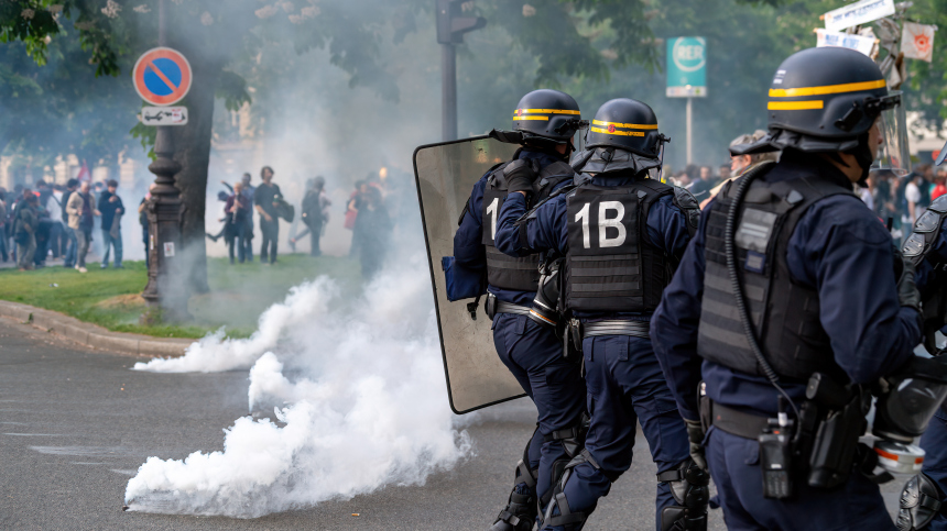 Во Франции два человека погибли из-за беспорядков футбольных фанатов Во Франции два человека погибли из-за беспорядков футбольных фанатов