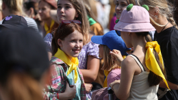 «Вы же тоже были детьми»: о чем забывают родители при подготовке ребенка в лагерь