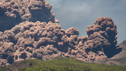 Вулкан Этна извергается на Сицилии