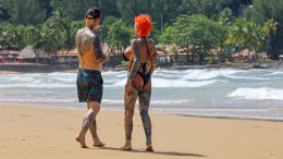 Как загорать с татуировками, родинками и шрамами — советы дерматолога