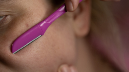 Женская щетина: почему после бритья пушка на лице волосы темнеют