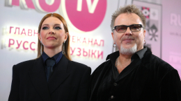 За роялем Дмитрий Маликов: Пресняков и Подольская сыграли вторую свадьбу