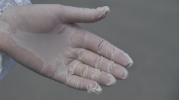 Проще не бывает: как снизить давление обычной медицинской перчаткой