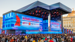 Лифт в будущее и цифровое дерево: какими декорациями поражает шоу «Алые паруса»