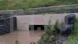 На юге Москвы мужчину затянуло в канализацию во время мощного ливня