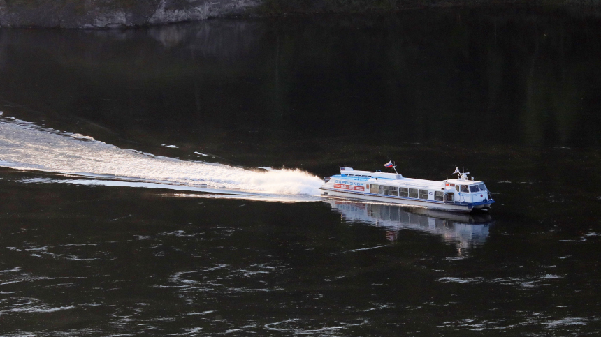 На Енисее зафиксирована утечка дизтоплива из-за повреждения теплохода
