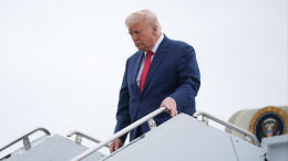 Проклятие Байдена: Трамп оступился на трапе президентского борта