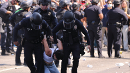 Губернатор Калифорнии подал в суд на Трампа и главу Пентагона