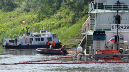 Заграждения установили вокруг нефтяного пятна на Енисее
