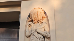 Неизвестный изуродовал статую Диониса в Петербурге