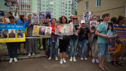 Сотни украинок устроили митинг во время обмена пленными