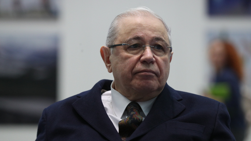 Петросян пишет записки как школьник