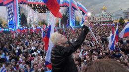 «Я хочу от тебя детей!»: SHAMAN спустился к зрителям во время концерта на Красной площади