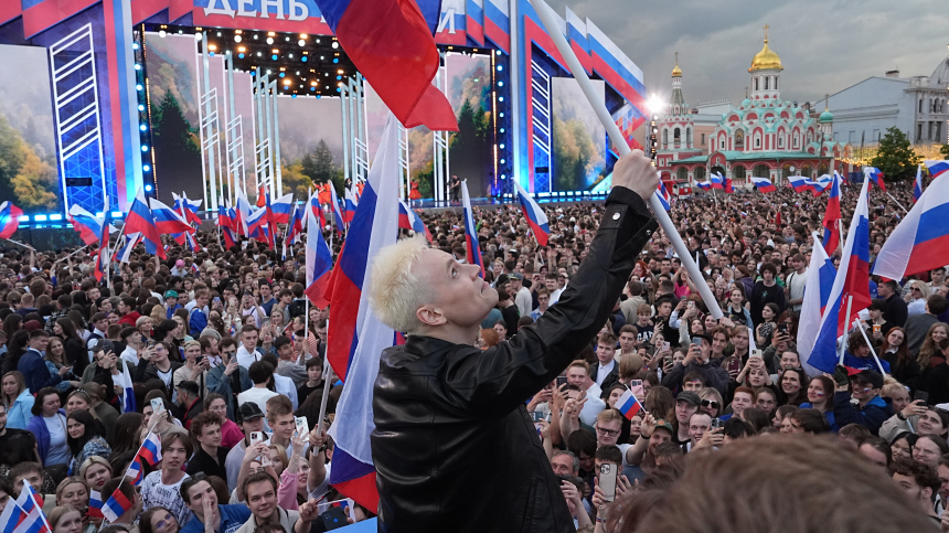 «Я хочу от тебя детей!»: SHAMAN спустился к зрителям во время концерта на Красной площади