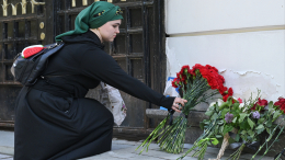 Люди несут цветы к посольству Ирана в Москве после атак Израиля