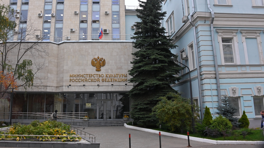 Артистов Большого симфонического оркестра доставили из Исфахана в Тегеран Артистов Большого симфонического оркестра доставили из Исфахана в Тегеран