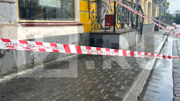 Камни с фасада здания рухнули на прохожих в центре Москвы