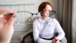 Долой очки: врач-офтальмохирург рассказал о сохранении зрения без оптики