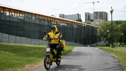 Почти 300 тысяч в месяц: почему курьеры зарабатывают больше врачей и учителей