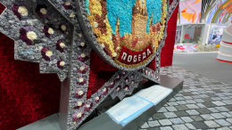 Ювелирный труд: на ПМЭФ-2025 представили цветочное панно в виде ордена «Победа»