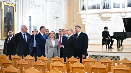 Путину провели экскурсию по отреставрированной консерватории в Петербурге