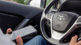 В «Автодоре» предложат штрафовать водителей за просмотр фильмов за рулем