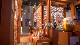 Денис Мантуров посетил павильон «Душа России» на ПМЭФ-2025