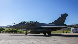 Премьер-министр Франции застрял в истребителе