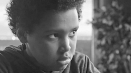 Умер 14-летний актер Габриэль Адесокан из фильма «Семья года»
