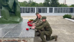 Российские военные в День памяти и скорби возложили цветы к памятникам в ДНР