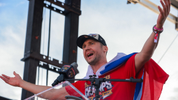 Триколор над США: Бобровский и Куликов обернулись в флаг России в честь победы в НХЛ