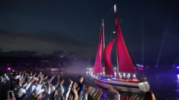 Символ возрождения и новой жизни: «Алые паруса» прошли в Мариуполе