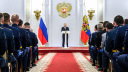 «Сражаемся за будущее»: Путин встретился с выпускниками военных вузов