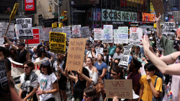 Тысячи демонстрантов с плакатами: США охватили протесты из-за ударов по Ирану