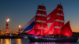 В путь: фрагмент алого паруса отправился в Музей Мирового океана