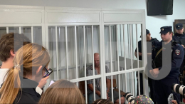 Бросившего на пол ребенка в Шереметьево мужчину арестовали