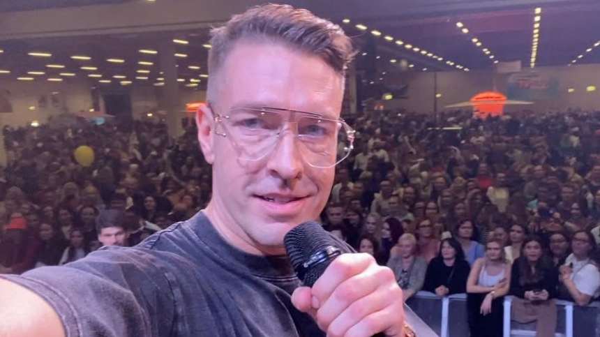 В каких скандалах был замешан блогер Алекс Лесли