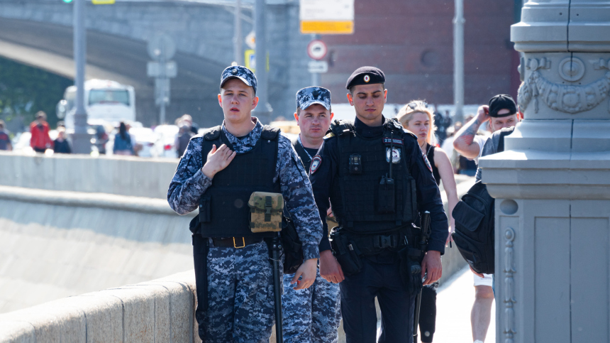 Задержали домогавшегося девушек в Москве зрителя Алекса Лесли