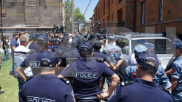 Сторонники Армянской апостольской церкви пытаются защитить главного епископа