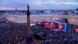 Сцена — символ нового этапа: на Дворцовой площади начался праздник «Алые Паруса»