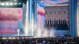 «Как Раневская играла»: фонтаны украсили выступление Akmal' на «Алых парусах»