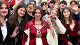 Выпускница на «Алых парусах» вдохновилась Средневековьем в создании платья