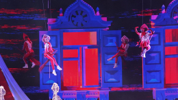 Танцовщицы в кокошниках и на метлах зажгли во время песни «Плывет веночек»