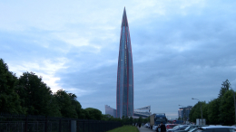 Лахта Центр окрасился в цвета праздника «Алые паруса»