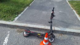 В Тобольске школьник на электросамокате врезался в легковой автомобиль